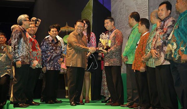 DAPAT PENGHARGAAN LAGI: Walikota Jambi SY Fasha menerima penghargaan dari Menko Kesra di Bandung   